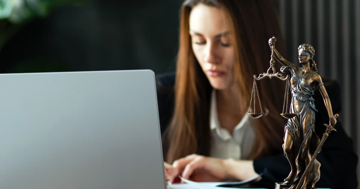 AI Legal Transcription vs Human Court Reporters: What Law Firms Need to Know